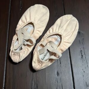 Girls ballerina slippers size 7/8